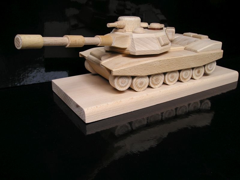 Militärpanzer aus Holz auf Sockel als Geschenk für Panzersoldaten