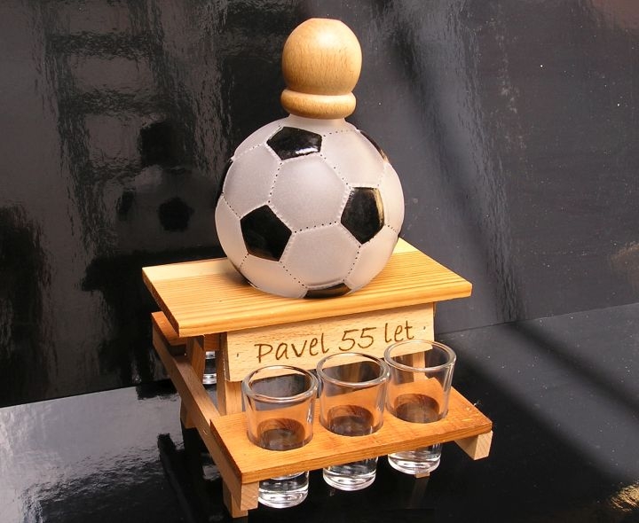 Geschenk Flasche und Glas für Fußballer