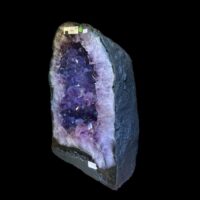 Amethyst Geode mit violetten Kristallen