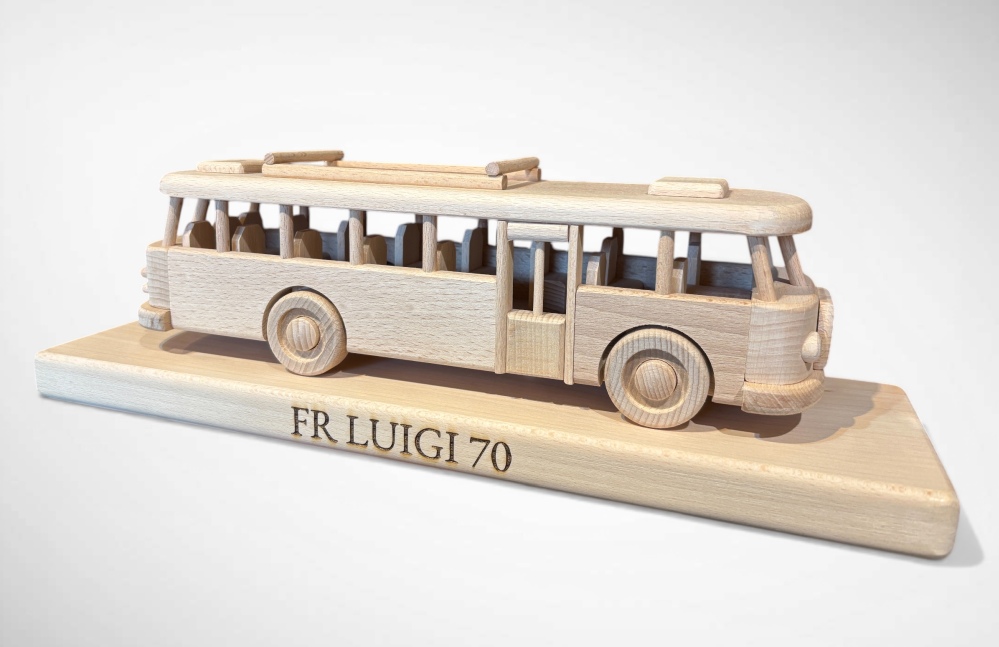 Holzmodell Busfahrer Geschenk mit Namen Gravur