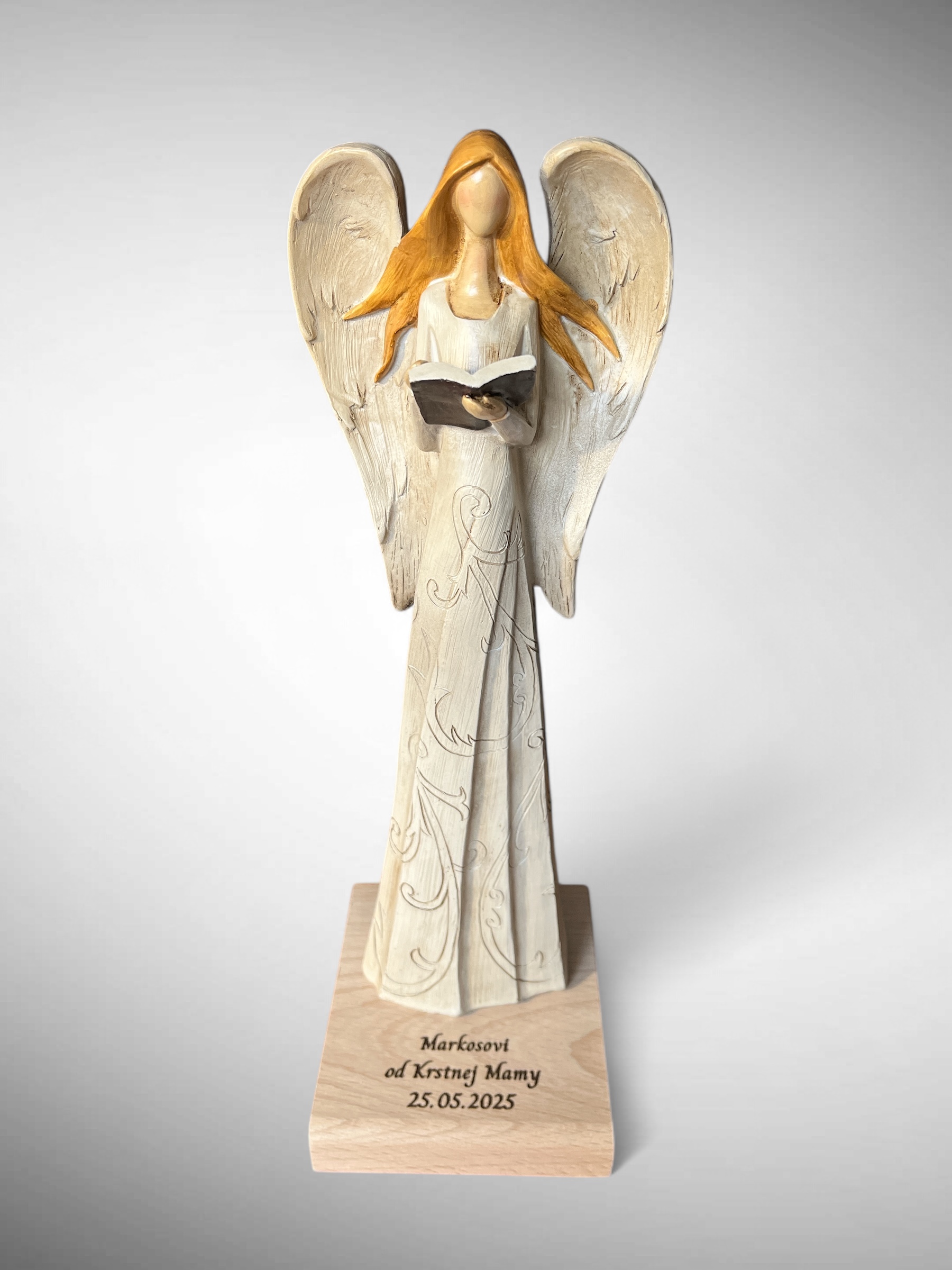 Engel Figur mit Buch und Holzsockel