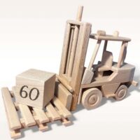 Holz-Gabelstapler Personalisierung. Originelles Geschenk für Lageristen, Logistik und Fahrer.