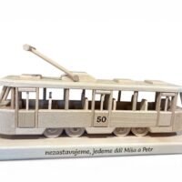 Straßenbahn als Holzgeschenk für Straßenbahnfahrer