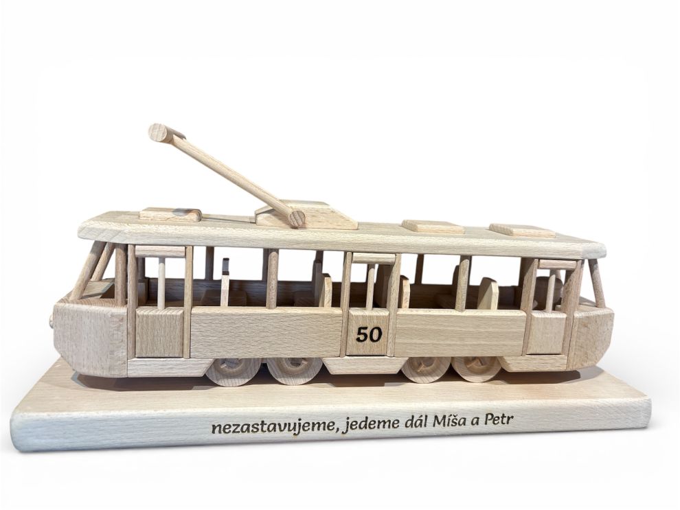 Straßenbahn als Holzgeschenk für Straßenbahnfahrer