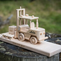 Modell eines Gabelstaplers als Geschenk aus Holz auf einem Sockel für die Firma Linde, Geschenkartikel für Lageristen