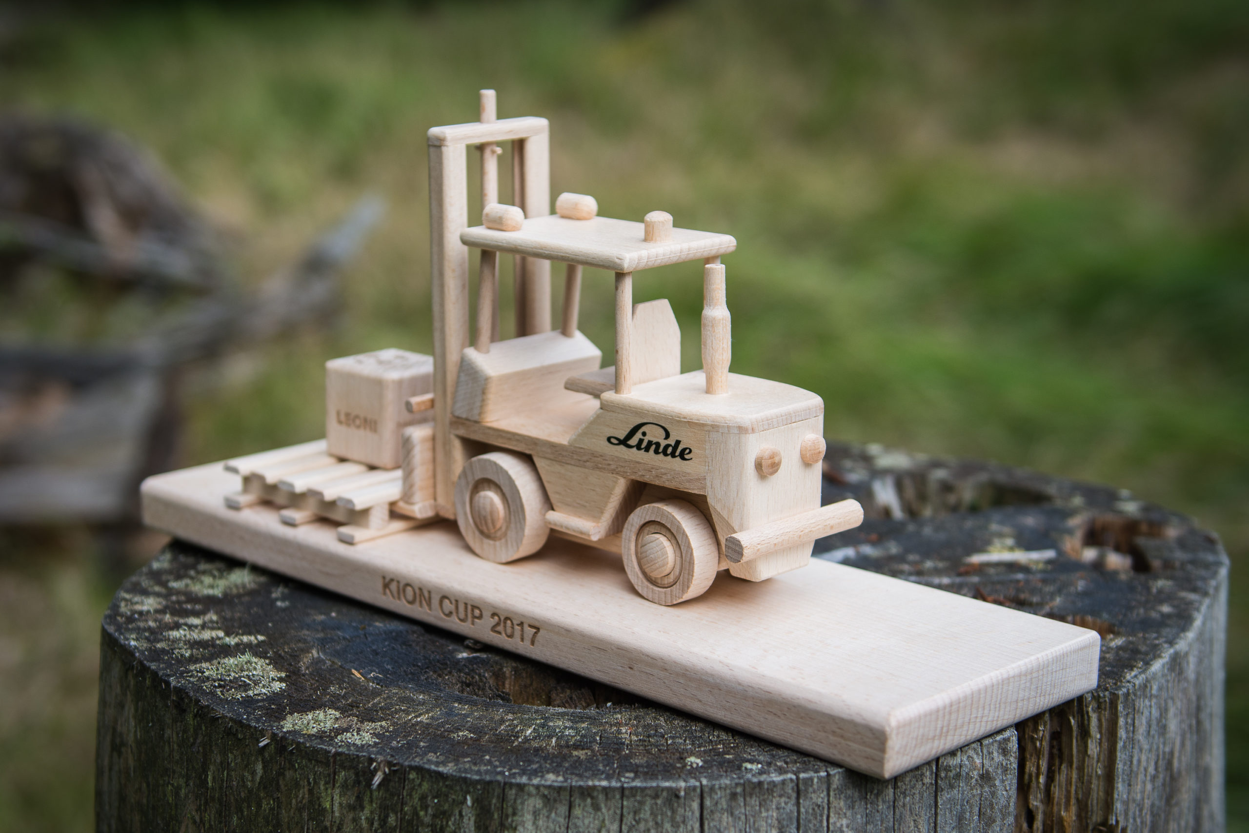 Modell eines Gabelstaplers als Geschenk aus Holz auf einem Sockel für die Firma Linde, Geschenkartikel für Lageristen