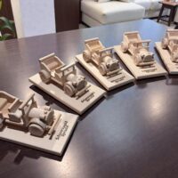 Holz-Oldtimer als Geschenk für Sammler und Autofans