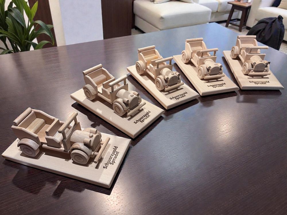 Holz-Oldtimer als Geschenk für Sammler und Autofans