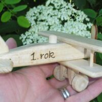 Spielzeugflugzeug kleiner Doppeldecker