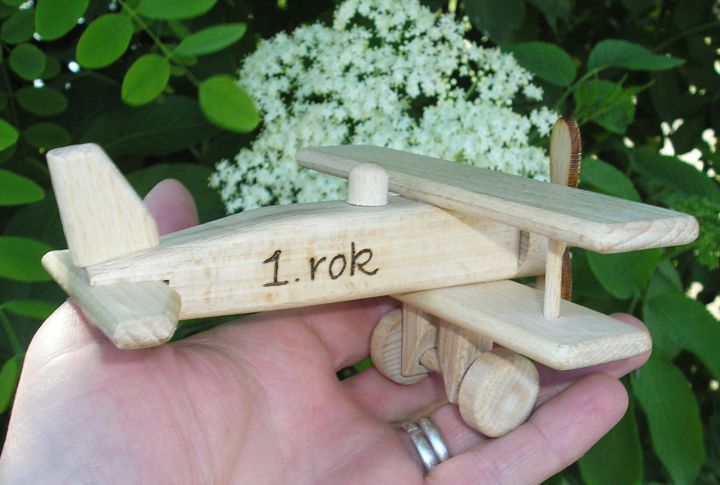 Spielzeugflugzeug kleiner Doppeldecker