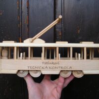 Holzspielzeug Geschenkstraßenbahn aus Holz, historischer Straßenbahnwagen