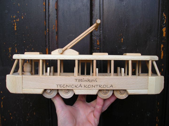 Holzspielzeug Geschenkstraßenbahn aus Holz, historischer Straßenbahnwagen