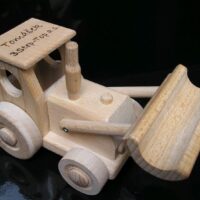 Spielzeugtraktor mit Schaufel und LKW