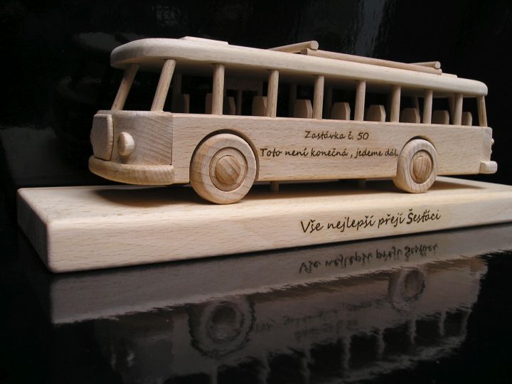 Holz-Retrobus – handgefertigtes originelles Modell