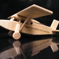 Geschenkflugzeug Modell auf Holzständer Pilatus für Piloten Holzspielzeug