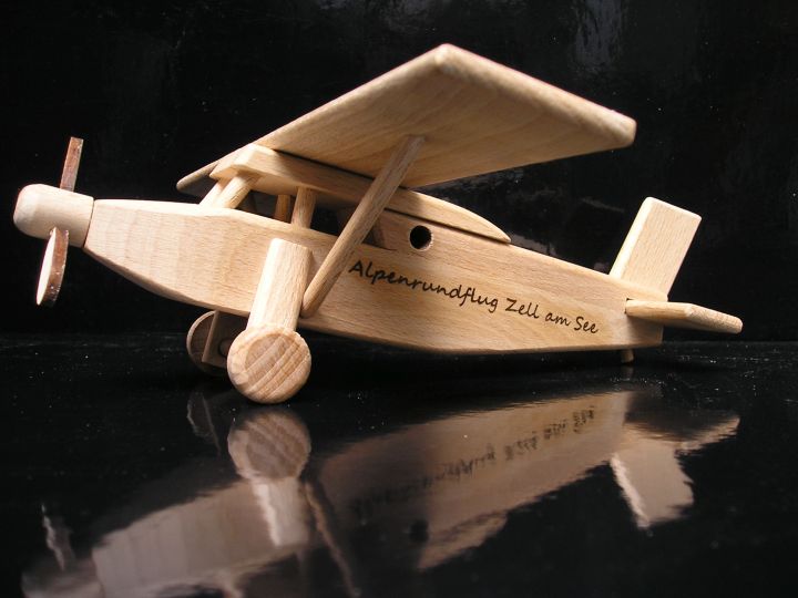 Geschenkflugzeug Modell auf Holzständer Pilatus für Piloten Holzspielzeug