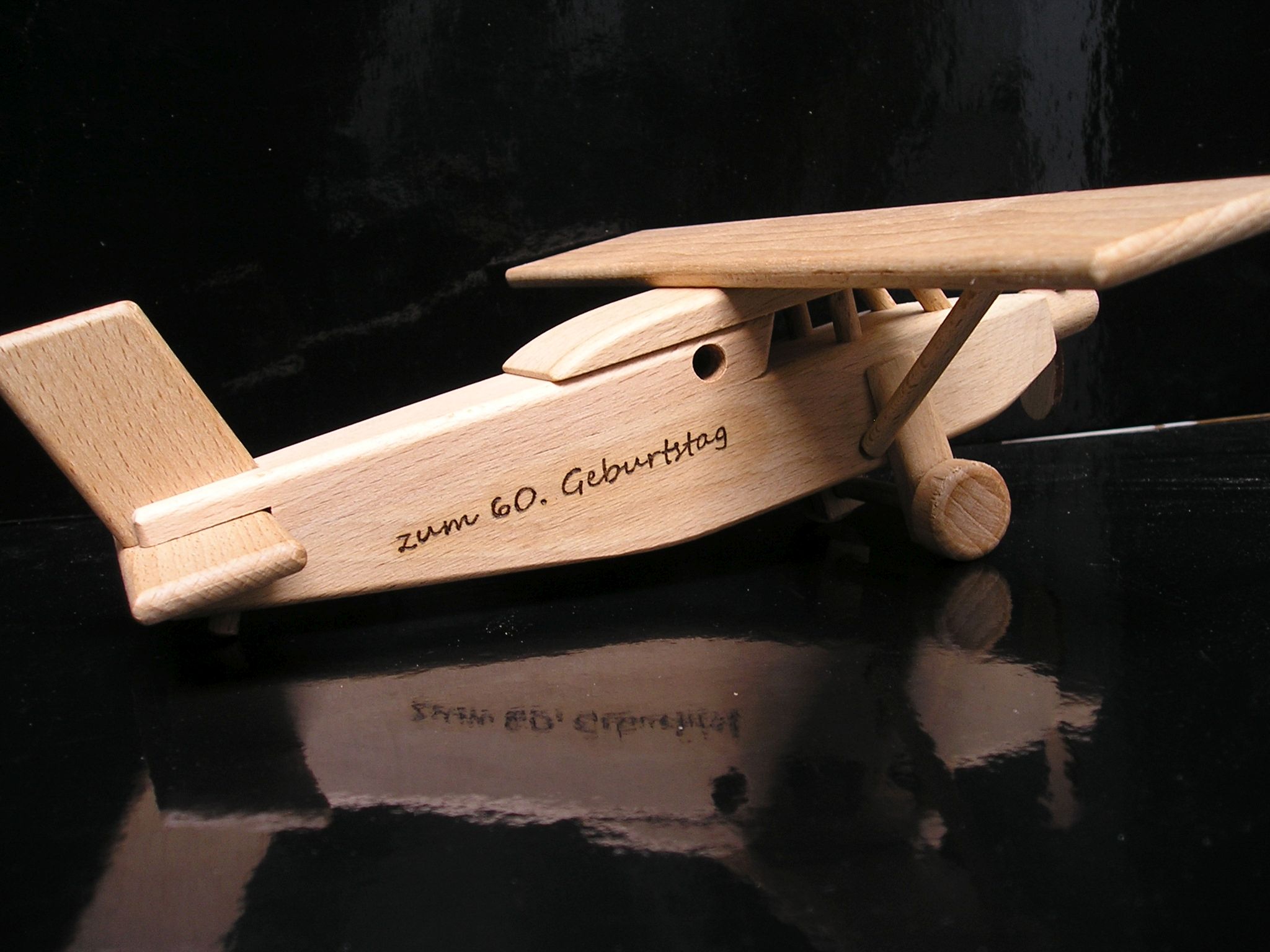 Holzflugzeug Typ Pilatus Geschenkflugzeug Modell auf Holzständer für Piloten