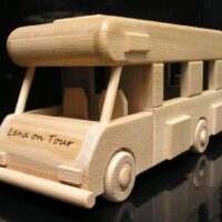 Caravan Modell Holzgeschenk mit Spruch Wir sitzen da drin zusammen