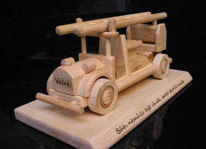 Feuerwehrauto auf Sockel Holzmodell Geschenk für Feuerwehrmann