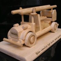 Geschenk für Feuerwehrmann Auto auf Sockel