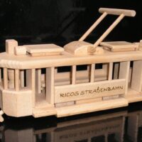 Holzstraßenbahn – städtisches Schienenfahrzeug als stilvolles Geschenk für Fahrer