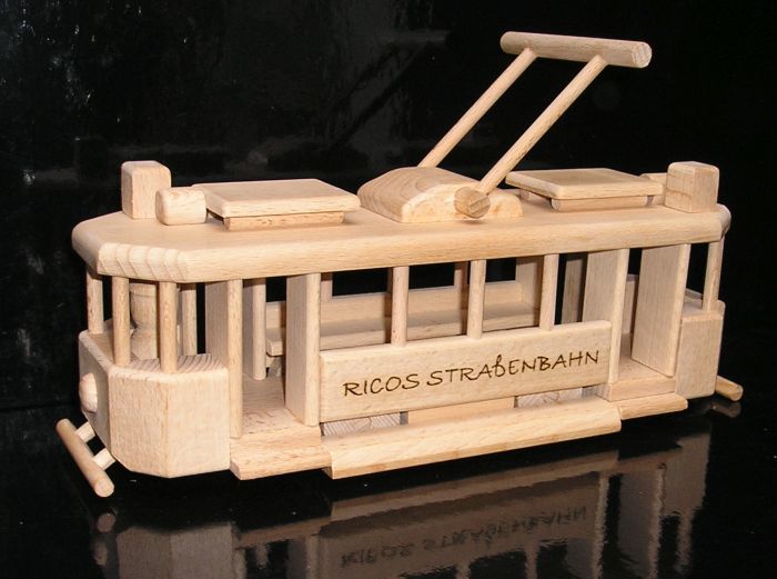 Holzstraßenbahn – städtisches Schienenfahrzeug als stilvolles Geschenk für Fahrer