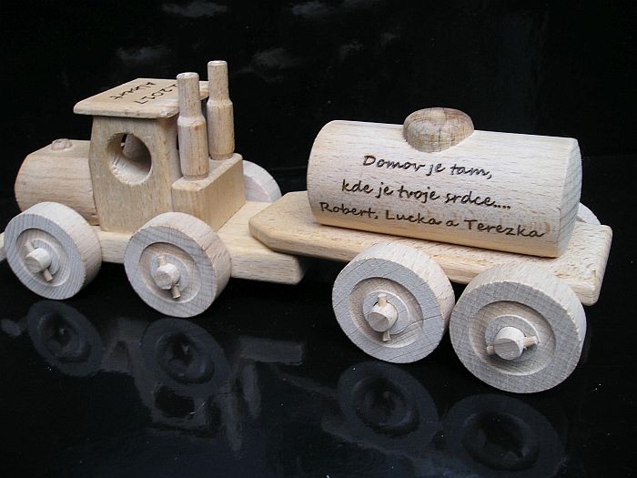 Tankwagen Geschenk auf Sockel