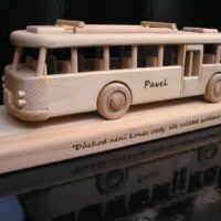 Holzbus Modell – ideales Geschenk für Busfahrer