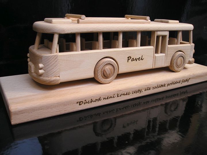 Holzbus Modell – ideales Geschenk für Busfahrer