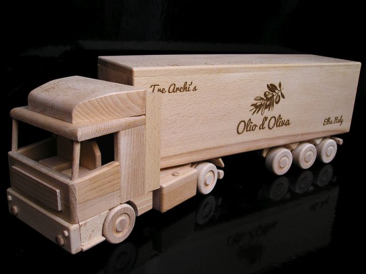 Holz-LKW als Geschenk für Truckfahrer