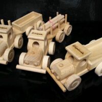 Holzauto und Holz-LKW mit Baumstämmen