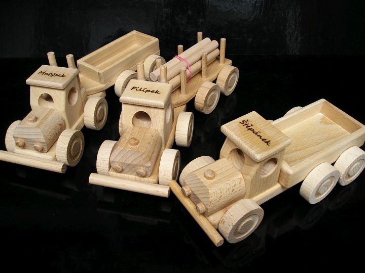 Holzauto und Holz-LKW mit Baumstämmen