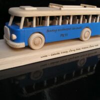 Handgemachter Holzbus – Dekoration und Spielzeug