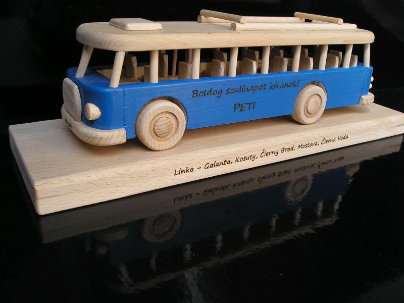 Handgemachter Holzbus – Dekoration und Spielzeug