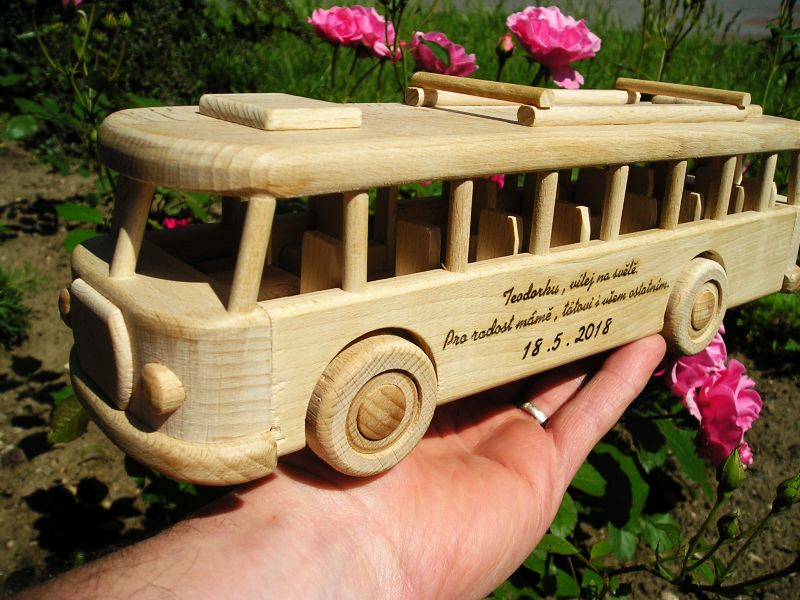 Historischer Holzbus – stilvolles Geschenk für Verkehrsliebhaber