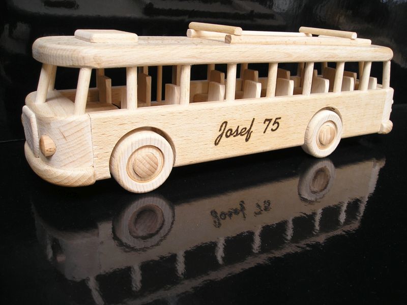 Holzmodell Bus – geeignet als originelles Firmengeschenk