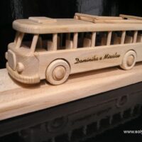 Holzbus auf Sockel – Geschenk für Mitarbeiter von Verkehrsbetrieben