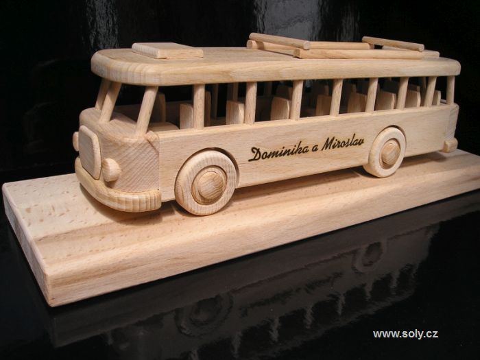Holzbus auf Sockel – Geschenk für Mitarbeiter von Verkehrsbetrieben