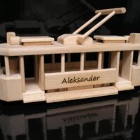 Holzmodell Straßenbahn – originelles Geschenk für ÖPNV-Fans