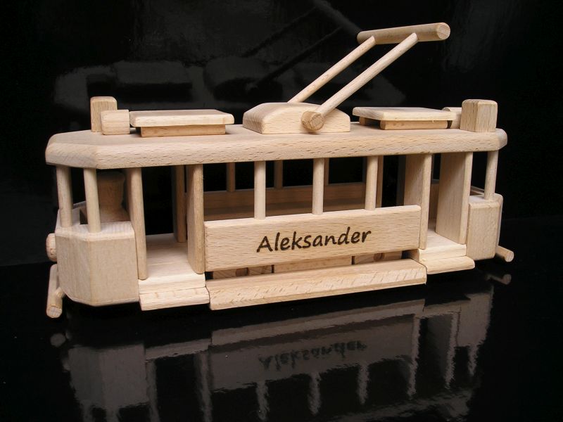 Holzmodell Straßenbahn – originelles Geschenk für ÖPNV-Fans