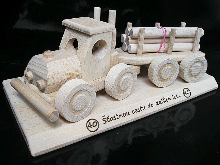 Forstfahrzeug – Holzspielzeug Geschenk auf Sockel