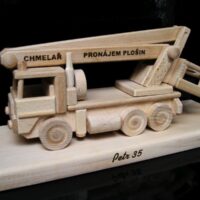 Montagefahrzeug Hubarbeitsbühne Holzmodell auf Sockel mit Gravur