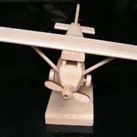 Geschenk-Flugzeugmodell auf Holzständer Pilatus für Pilot