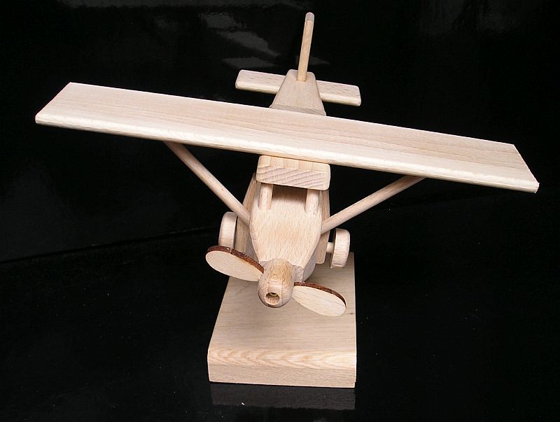 Geschenk-Flugzeugmodell auf Holzständer Pilatus für Pilot