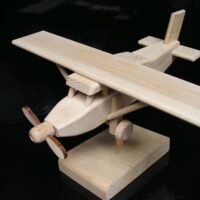 Geschenk-Flugzeugmodell auf Holzständer Pilatus für Flugzeugpiloten