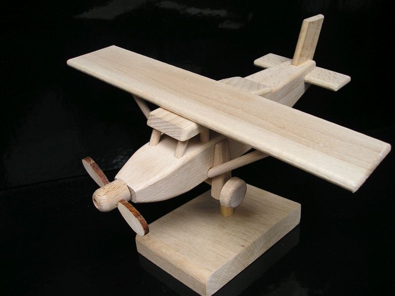 Geschenk-Flugzeugmodell auf Holzständer Pilatus für Flugzeugpiloten
