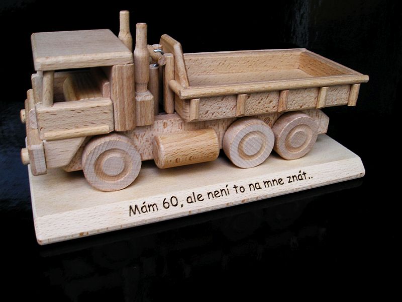 Lkw TATRA auf Sockel Geschenk für Fahrer