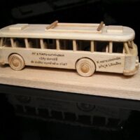 Holzbus Modell – schöne Dekoration für Büro oder Wohnung