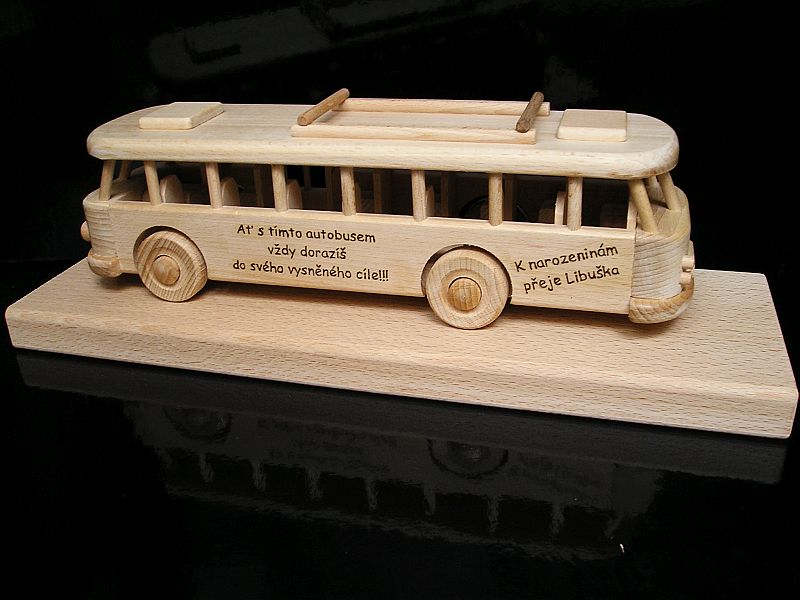Holzbus Modell – schöne Dekoration für Büro oder Wohnung