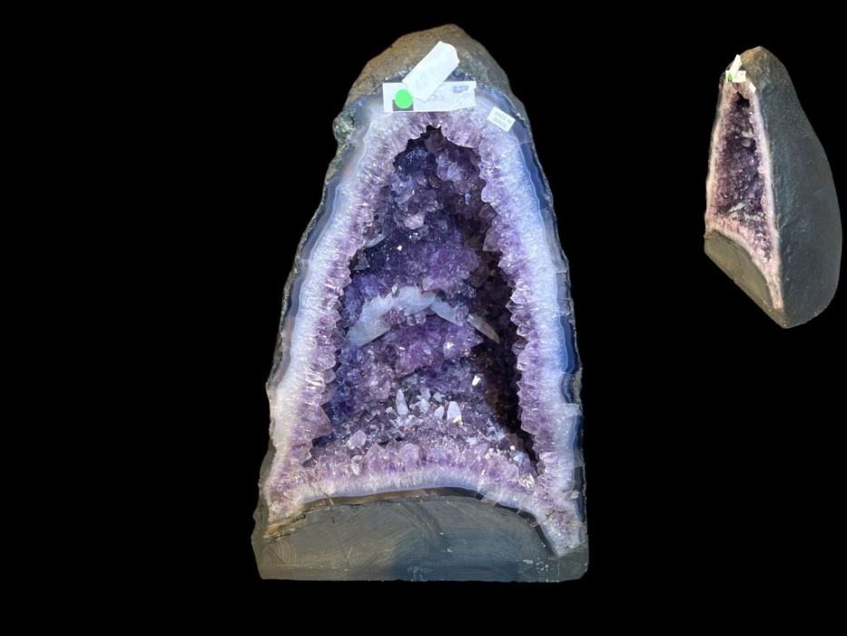Amethyst Geode mit violetten Kristallen